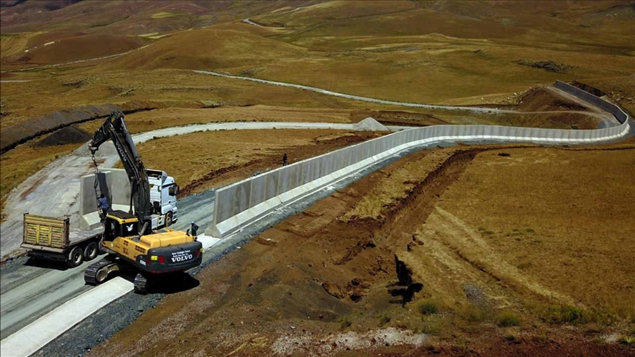 İran sınırına beton duvar, hendek ve kuleler inşa ediliyor