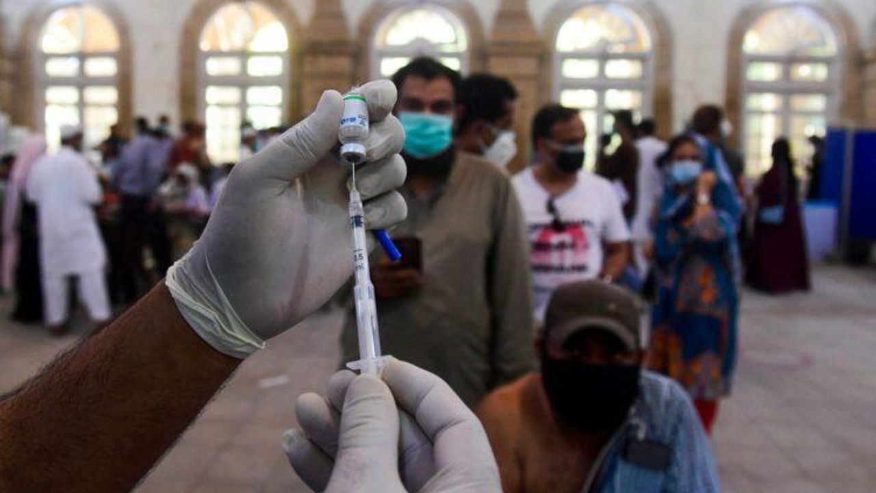 Pakistan'da aşı olmayan artık seyahat edemeyecek