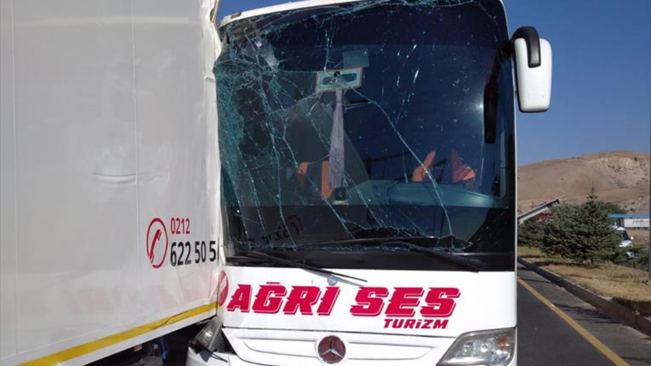 Erzincan'da yolcu otobüsü TIR'a çarptı: 26 yaralı
