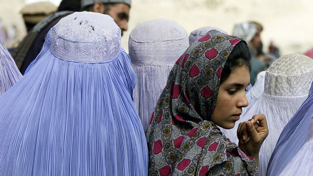 Afganistan'da kadın memurlar yerlerini erkek akrabalara bırakacak