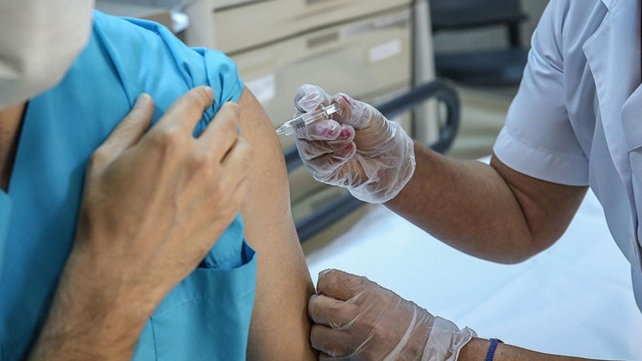 Doç. Dr. Hakan Akelma: "Aşıdan sonra doktor ölümlerinin önü bıçak gibi kesildi"