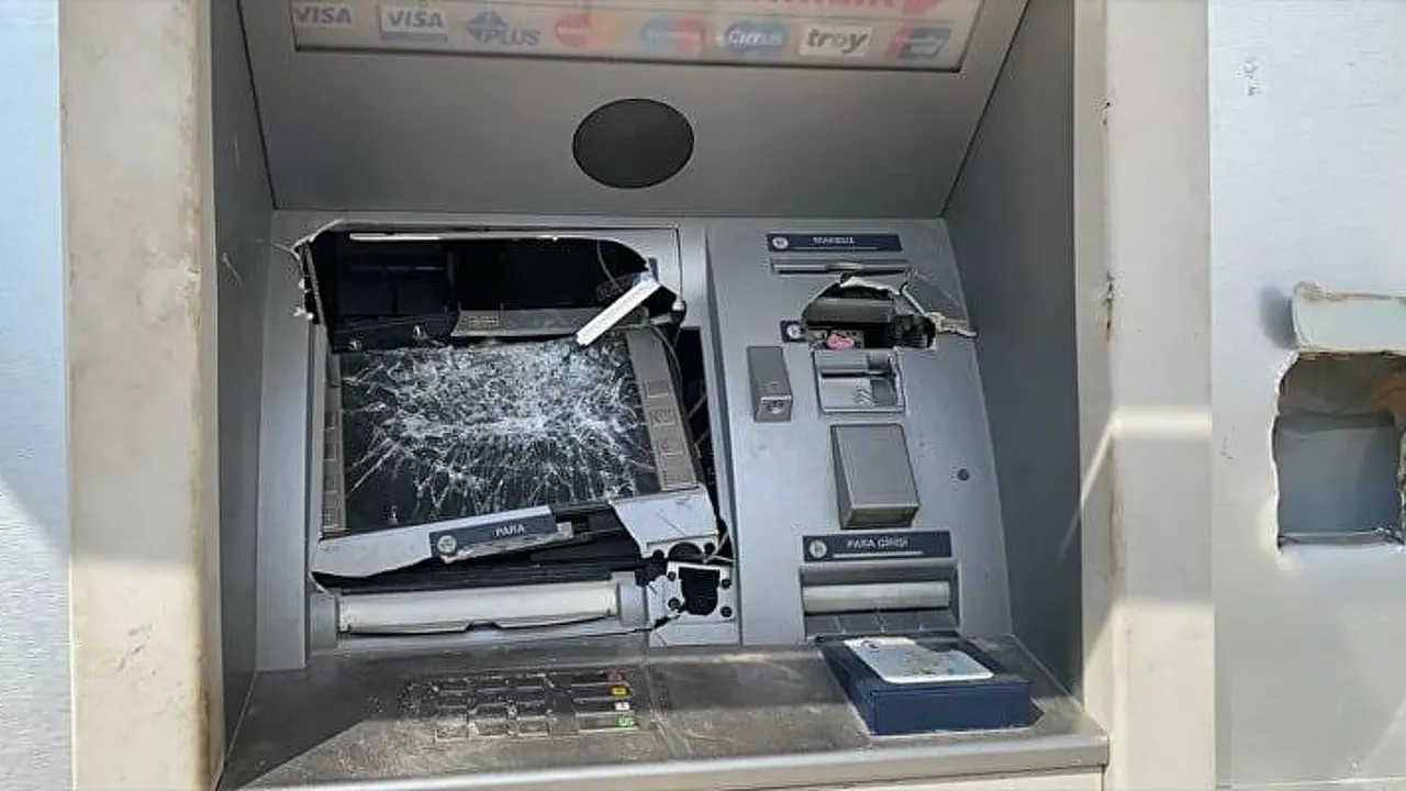 Aksaray'da bir kişi, kartını kaptırdığı ATM’ye forkliftle saldırdı
