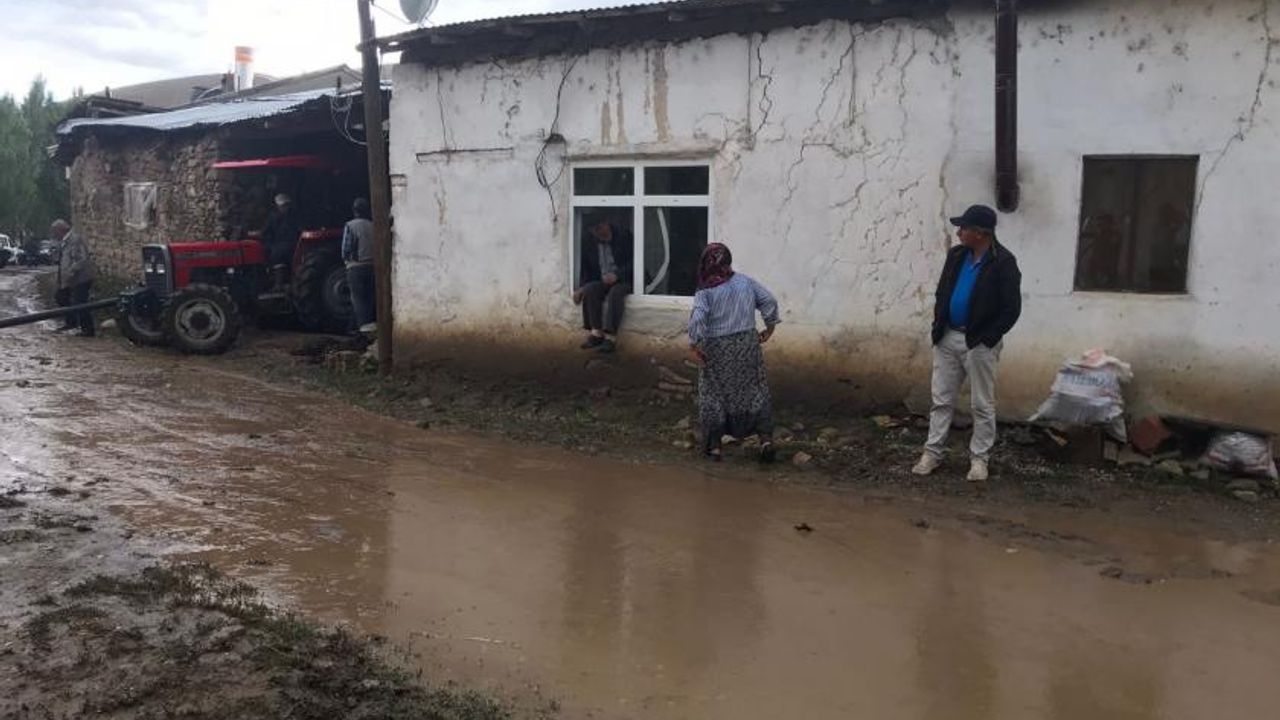 Bayburt'ta sel: Ev ve ahırları su bastı, 11 hayvan öldü