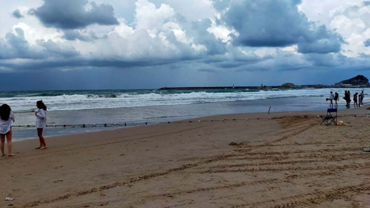 Beykoz'da yoğun dalga nedeniyle denize girmek yasaklandı