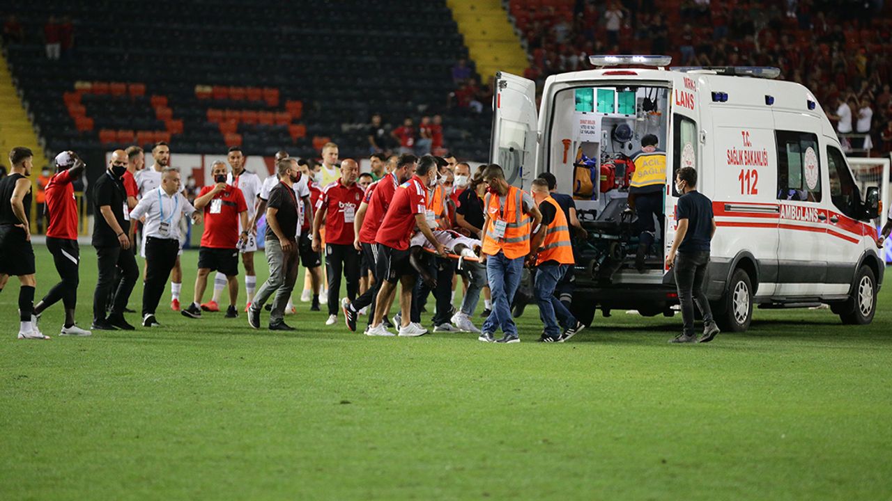 Beşiktaşlı futbolcu N'Sakala, maçta fenalaşınca hastaneye kaldırıldı