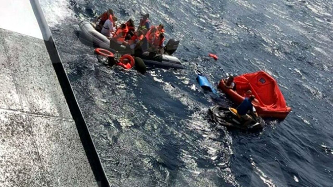 Ege Denizi'nde batan yattan 17 kişi kurtarıldı