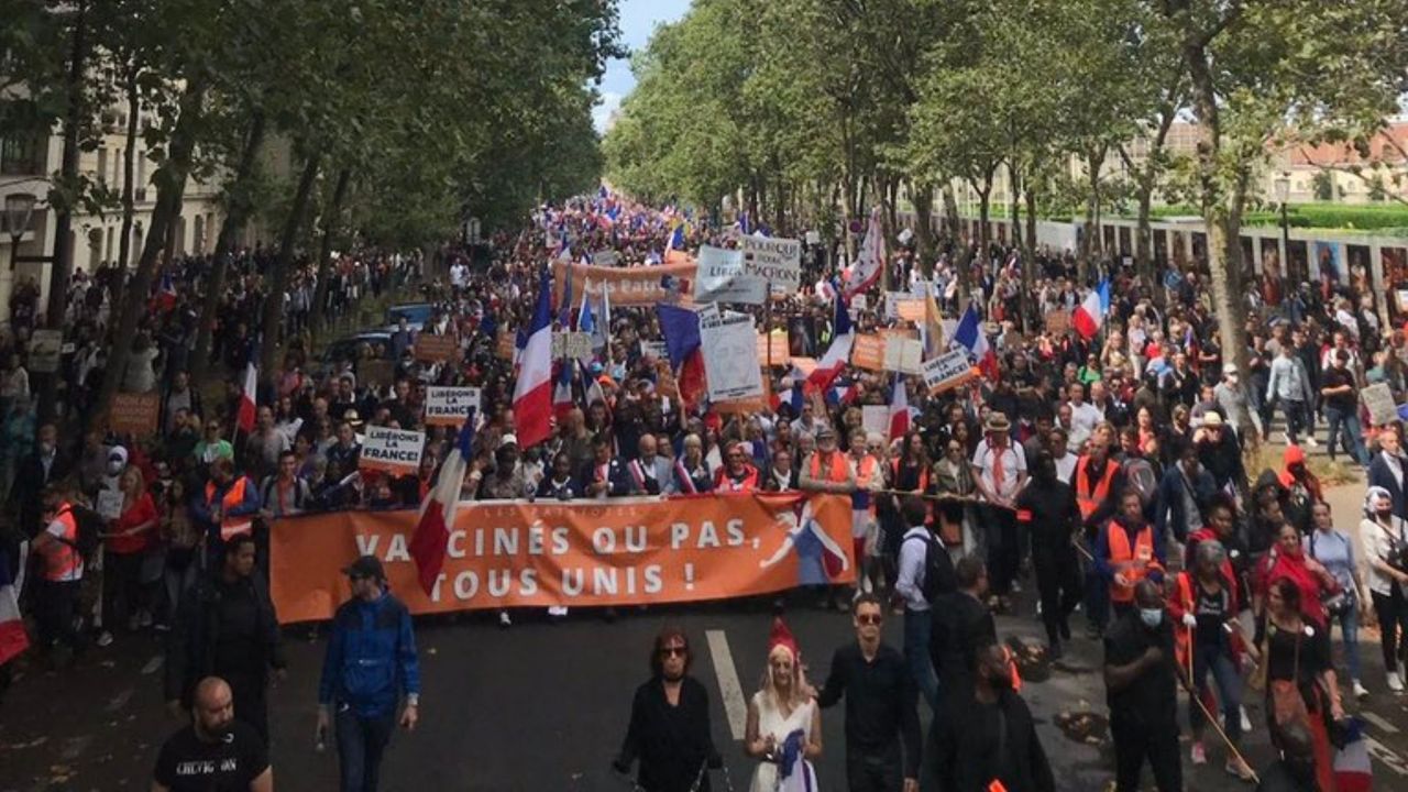 Fransa'da eylemciler sağlık kartına karşı dördüncü kez sokağa çıktı