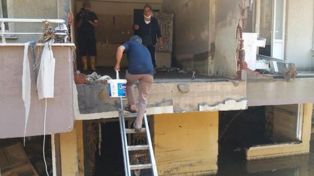 Bozkurt'ta felaketzedeler sular altında kalan evlerinden eşyalarını böyle çıkardı