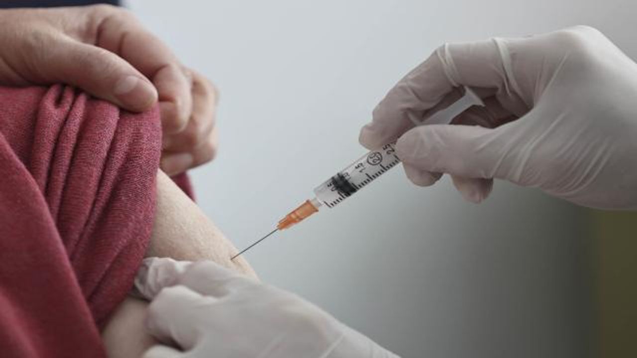 İsrail’de 30 yaş üstü kişilere de üçüncü doz aşı yapılacak