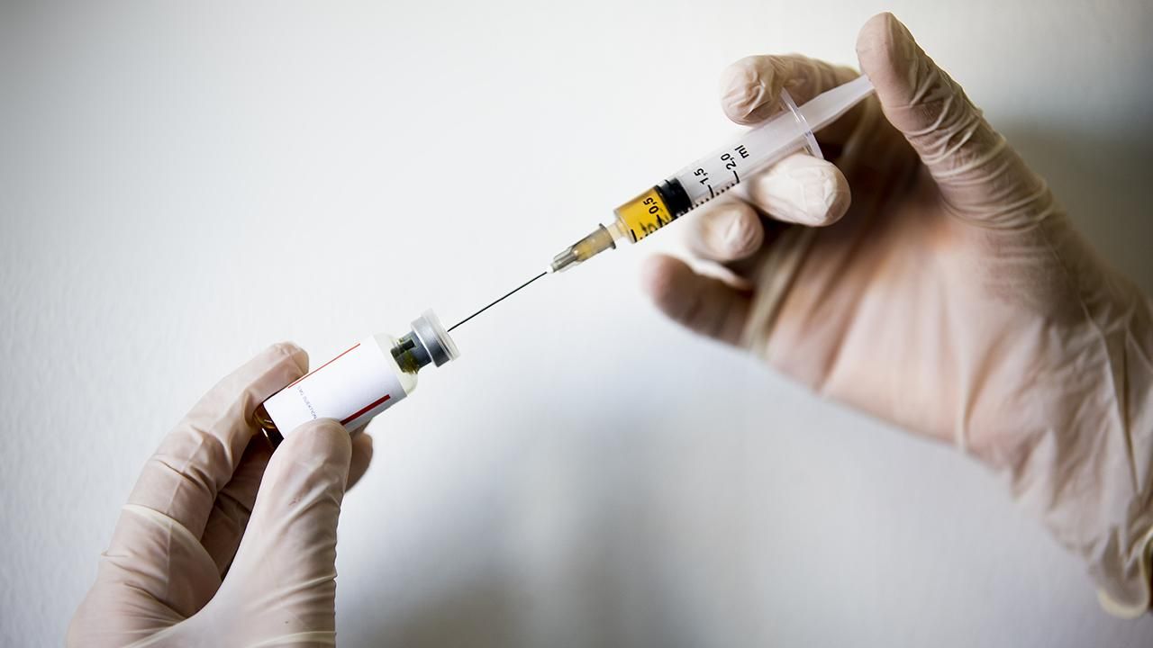 Güney Kıbrıs'ta 'sahte aşı kartı' skandalı büyüyor