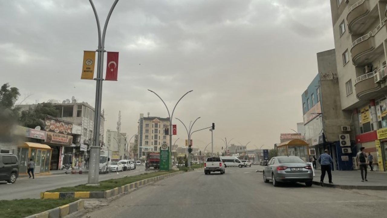 Şırnak'ta kum fırtınası: Ev ve işyerleri hasar gördü