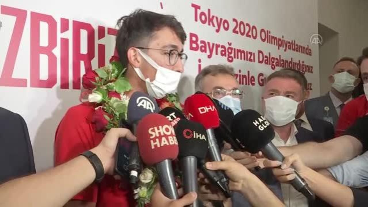Olimpiyat şampiyonu milli okçu Mete Gazoz çiçeklerle karşılandı