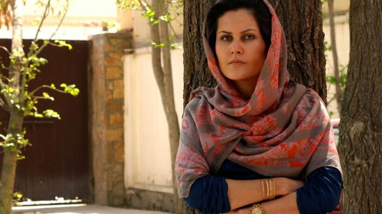 Afgan kadın yönetmen Karimi ve beraberindeki 11 kişi Türk Büyükelçiliği'nin de yardımıyla ülkeden çıkarıldı