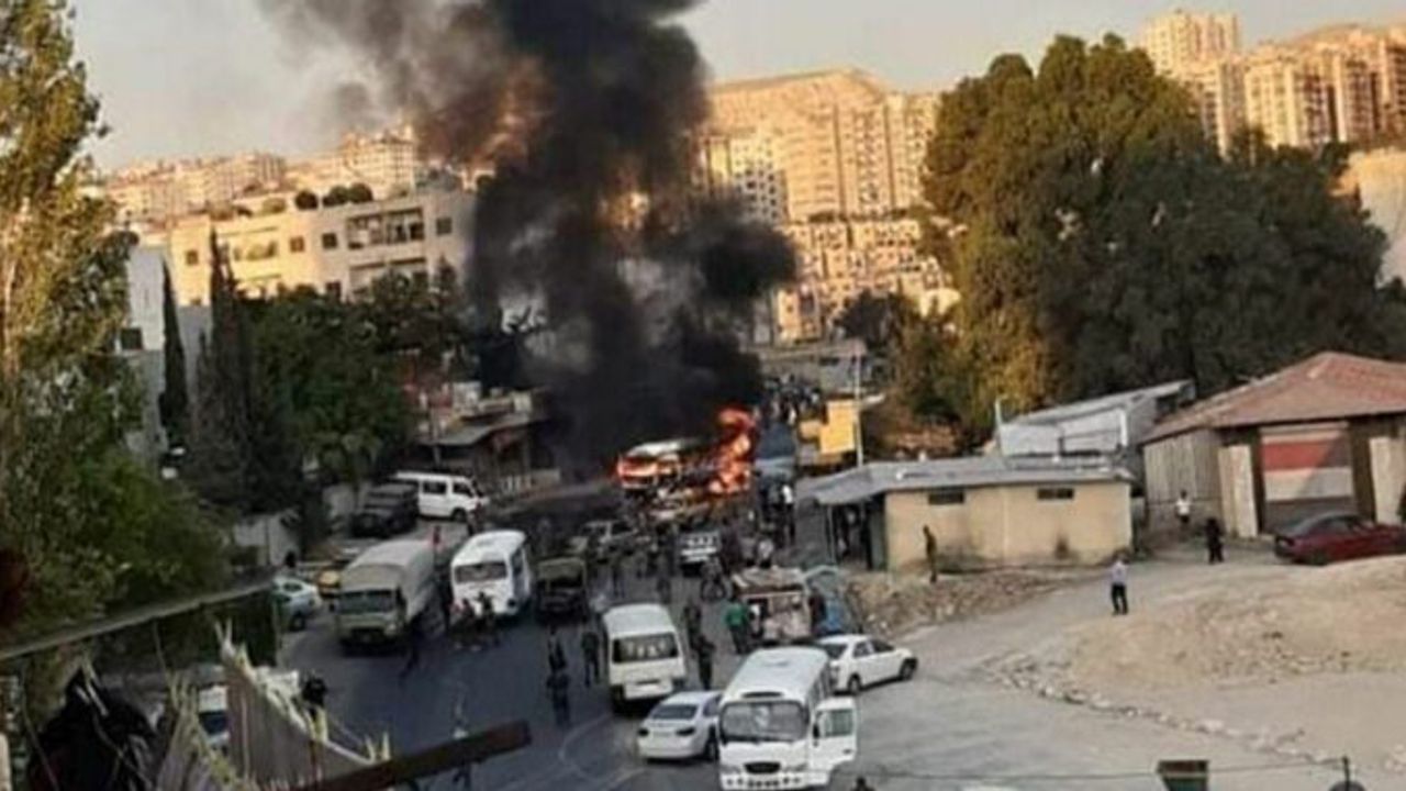 Suriye’nin başkenti Şam’da askeri bir otobüste patlama meydana geldi