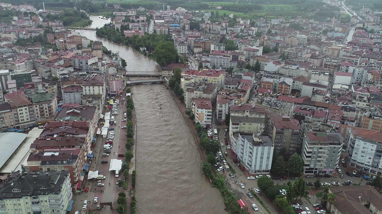 Samsun'da sağanak yağış: Derelerin su debisi yükseldi