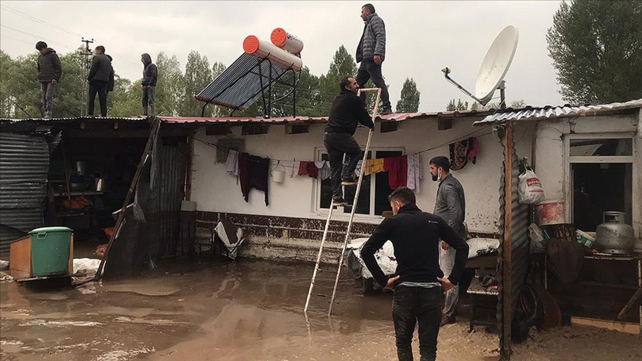 Kars'ta sağanak yağış iki köyde su taşkınına neden oldu