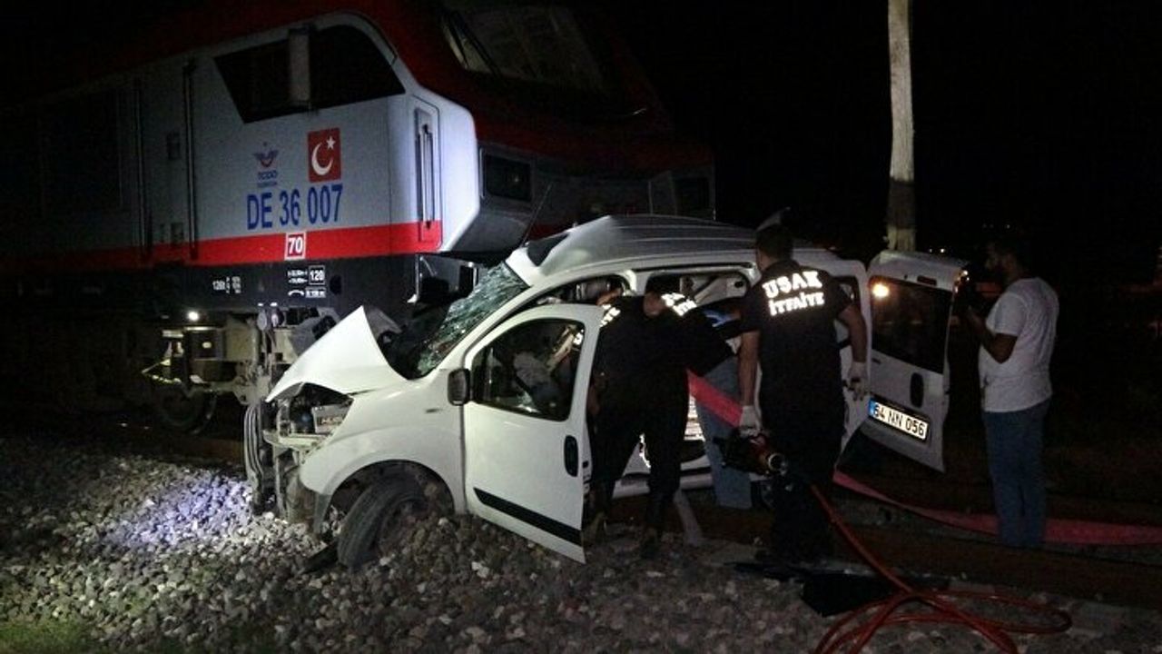 Trenle çarpışan araçta 2 kişi yaşamını yitirdi