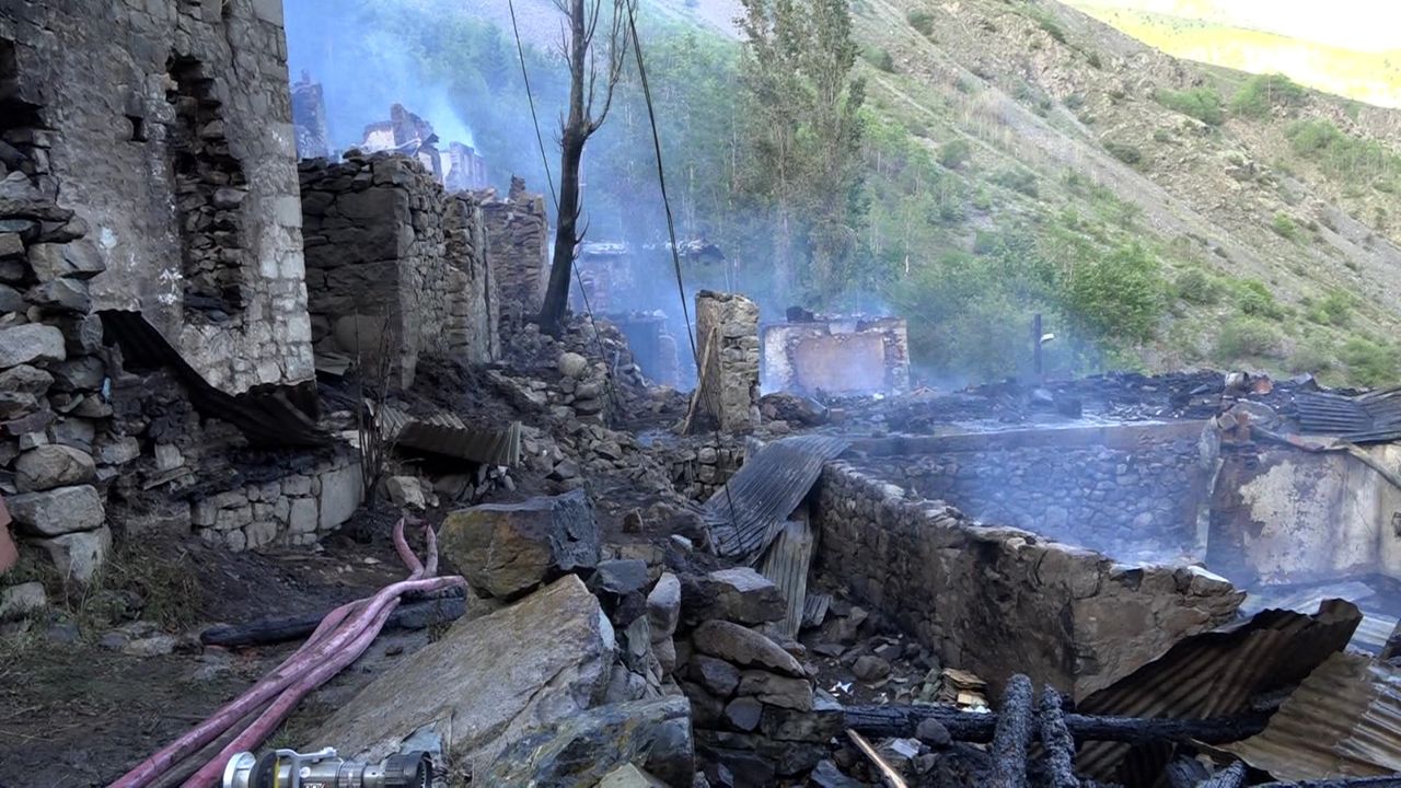 Artvin Yusufeli'ndeki yangın: 33 ev kullanılamaz hale geldi