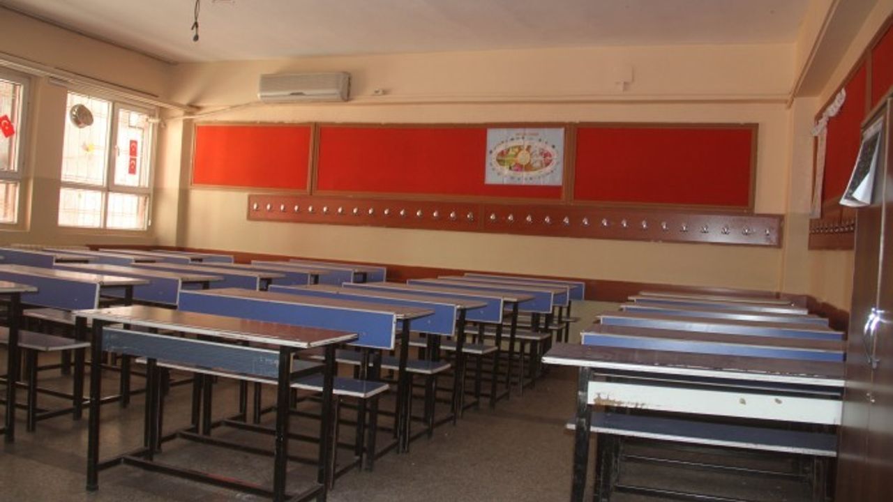 Mersin'de vaka sayısındaki artış nedeniyle 50'yi aşkın sınıf kapatıldı