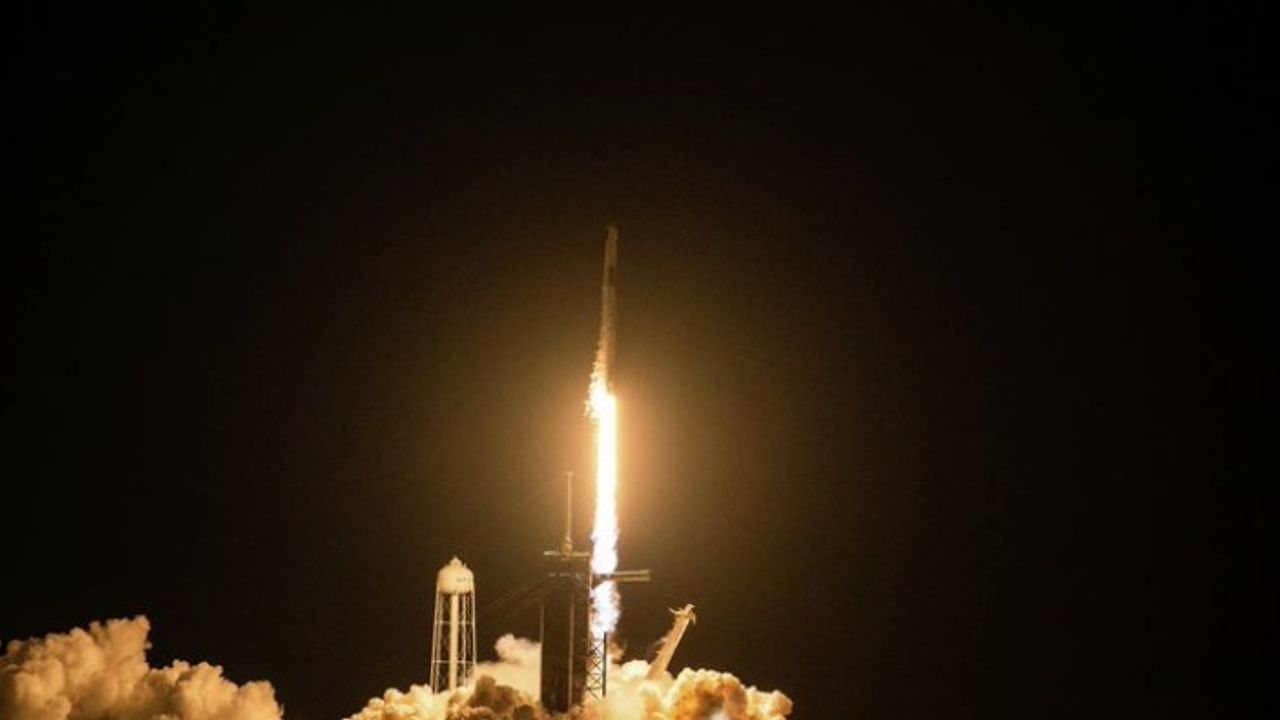 SpaceX, içinde astronot olmayan 4 kişinin bulunduğu roketi fırlattı
