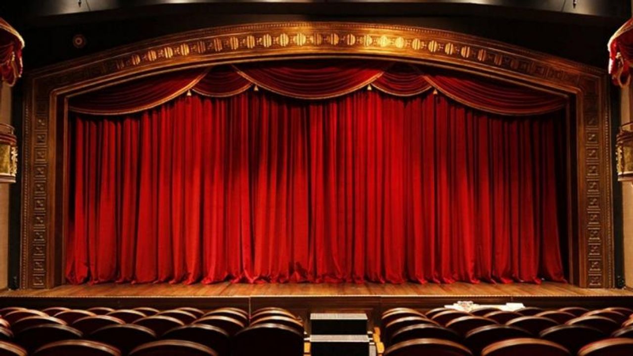 Bakan açıkladı: Salonu olan tiyatrolara enerji desteği gündemde