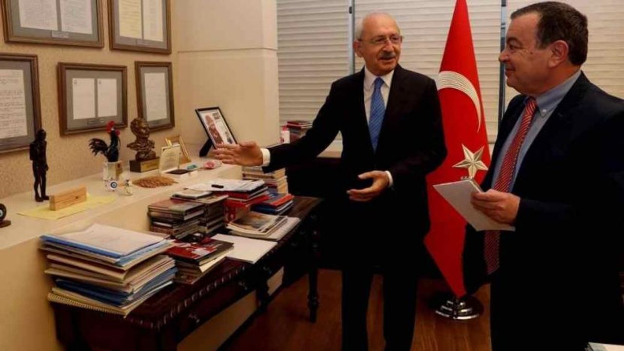 Kılıçdaroğlu'nun masasında 4 maymun heykeli, duvarında 'Gandi Kemal' karikatürü var