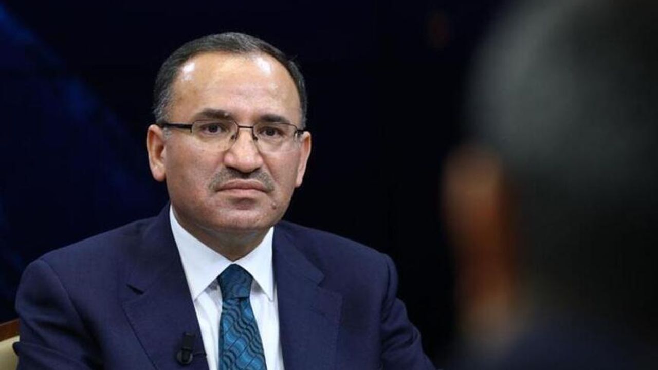 Adalet Bakanı Abdülhamit Gül istifa etti: Yerine Bekir Bozdağ atandı