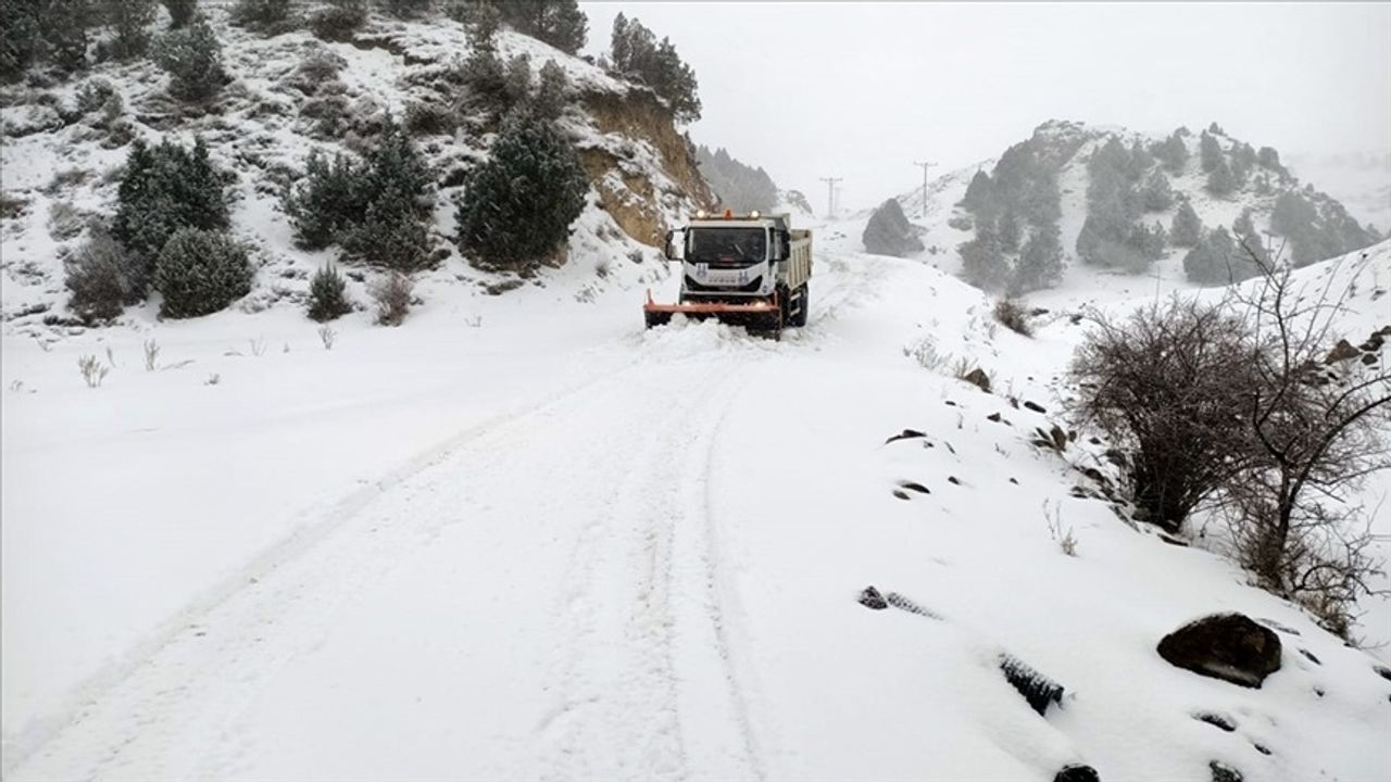 Araçların karda mahsur kaldığı yolda KGM karla mücadele için 61 milyon lira ödemiş