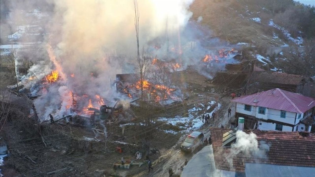 Kastamonu'da 15 ev tamamen yandı