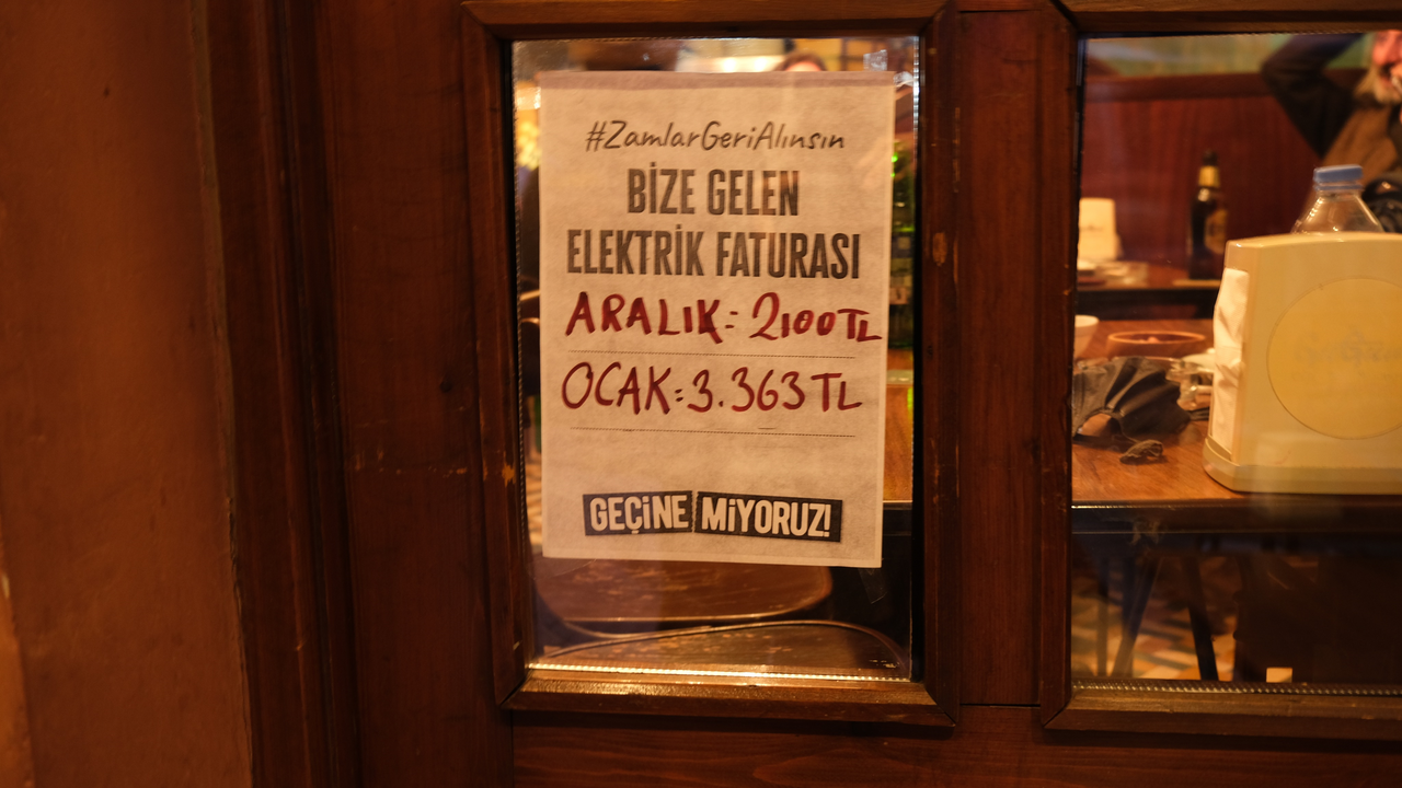 Kadıköy esnafından zam tepkisi: yüksek gelen elektrik faturaları camlara asıldı