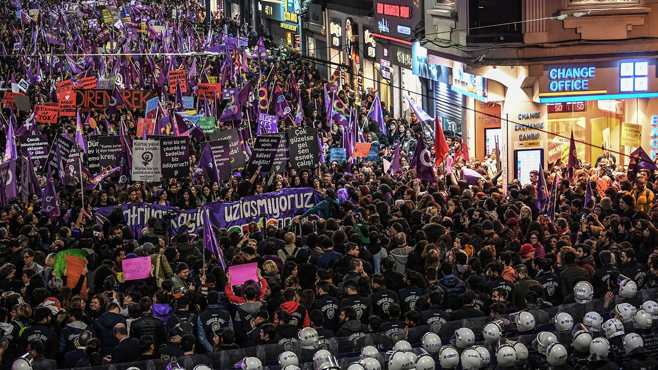 Kadınlardan İstanbul Valiliği'ne yasak yanıtı: "19 yıldır yürüyoruz, 20.yılda da Taksim'deyiz "