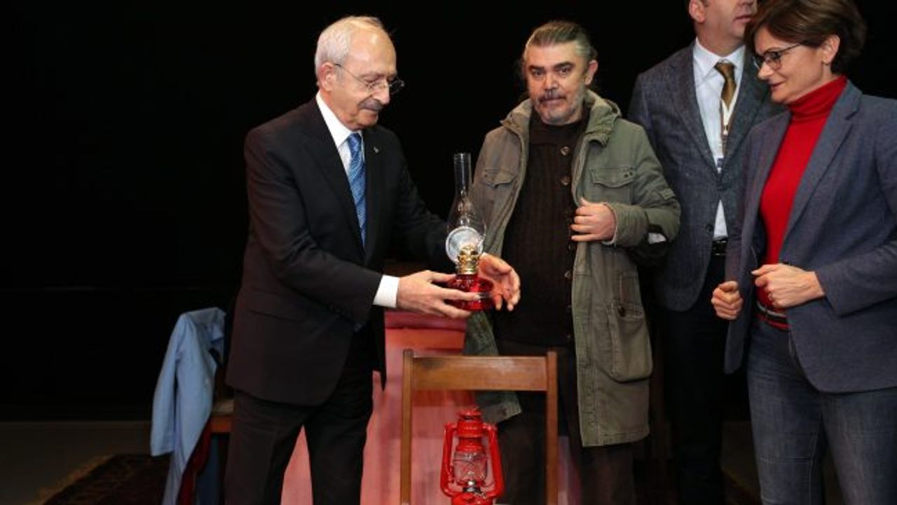 CHP Lideri Kılıçdaroğlu elektriği kesilen Moda Sahnesi’ne ziyaret ederek kandil hediye etti