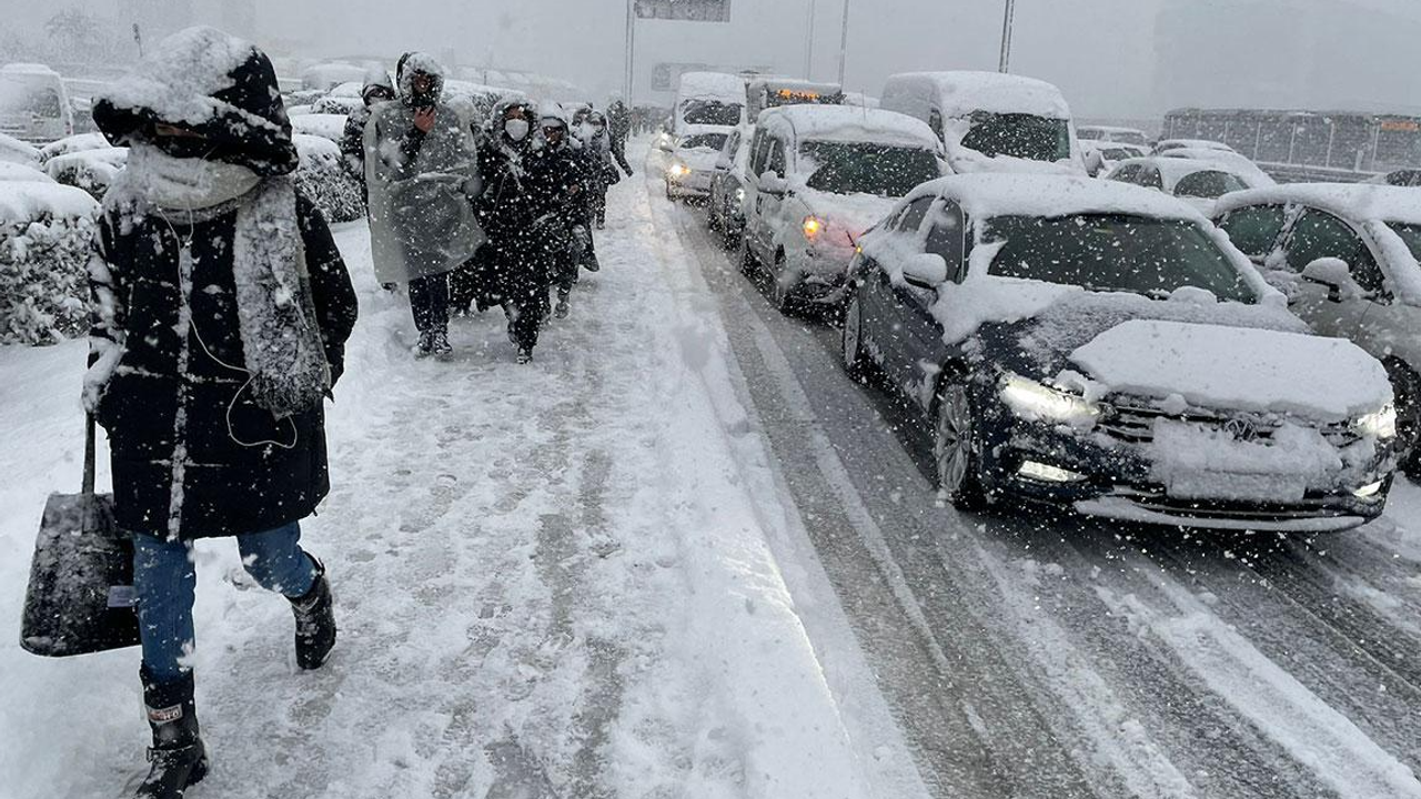 İstanbul'u etkisi altına alan kar yağışı devam edecek
