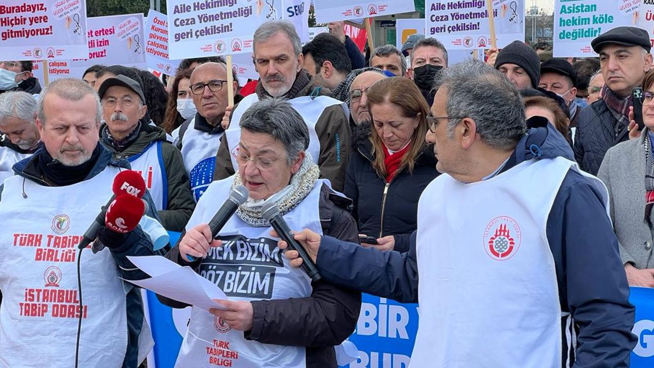 Sağlık emekçileri Kadıköy'den seslendi: Biz gitmiyoruz, siz gidiyorsunuz