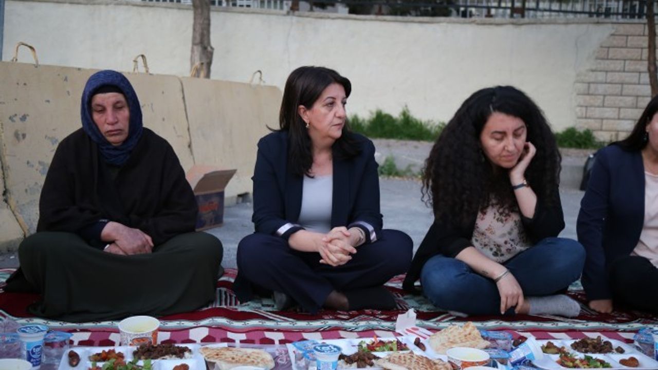 HDP Eş Genel Başkanı Pervin Buldan, Şenyaşar ailesi ile iftar yaptı
