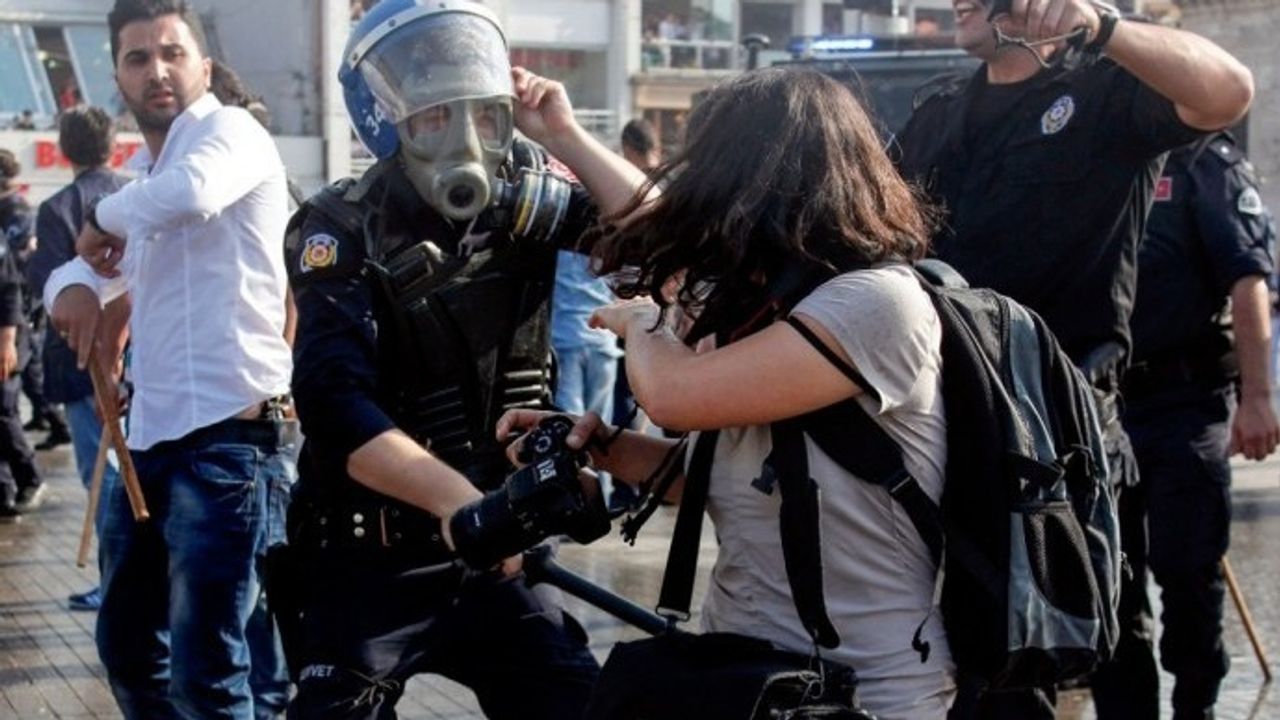 Mart ayında 32 kadın gazeteci şiddete maruz kaldı