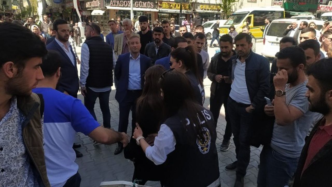 Van'da İmamoğlu’nun ziyaretleri esnasında slogan atan bir kadın gözaltına alındı