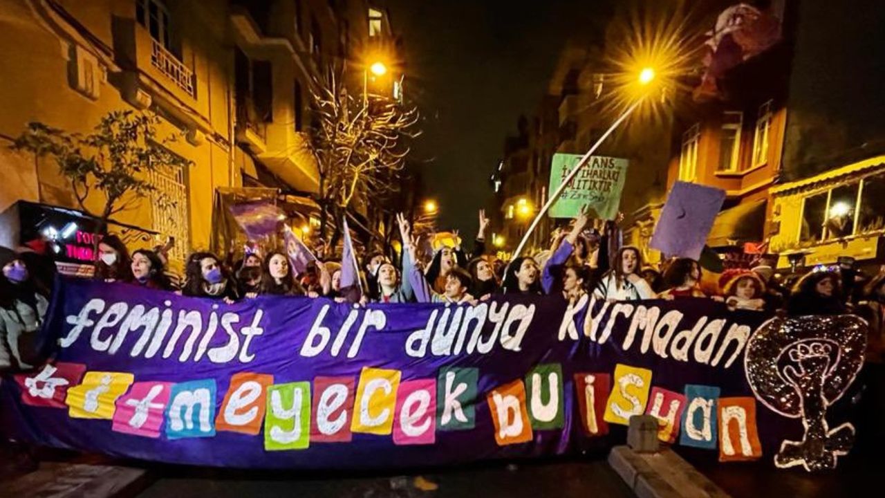 8 Mart Feminist Gece Yürüyüşü'ne katılan 2 lise öğrencisi “Cumhurbaşkanına hakaret” iddiasıyla okuldan gözaltına alındı