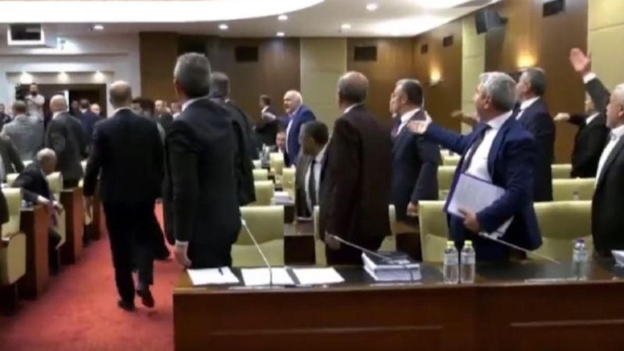 Mansur Yavaş salondan çıkmalarını isteyince AKP grubu şişe fırlattı