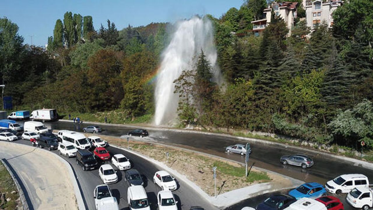 Başakşehir'de su borusu patladı: Su metrelerce yükseğe fışkırdı