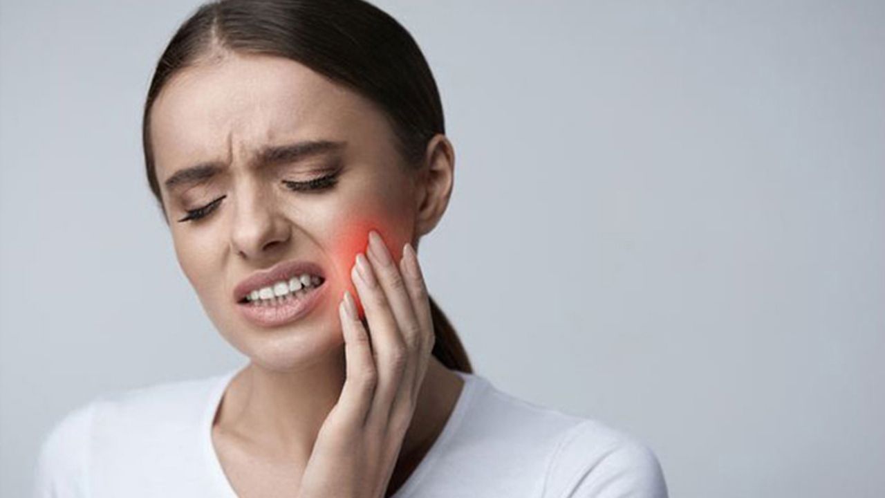 Diş Ağrısı Nasıl Geçer? Diş Ağrısının Belirtileri Nelerdir?