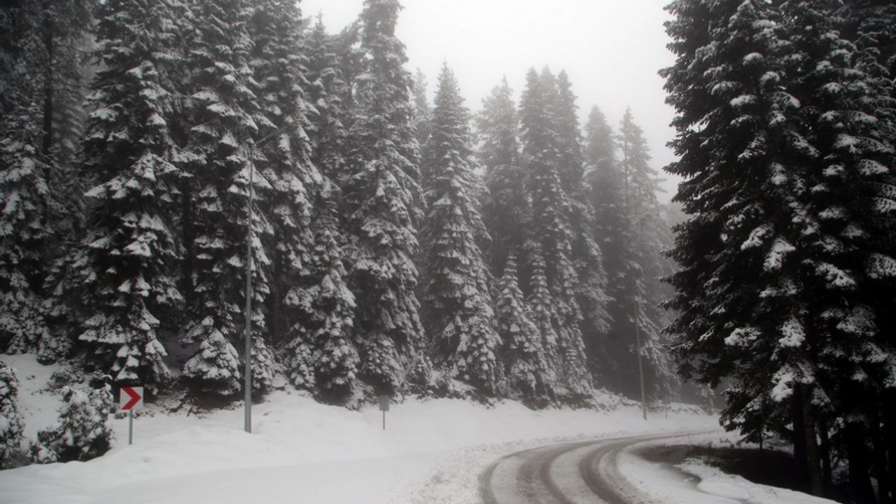 Kastamonu'da Mayıs ayında kar yağıyor: Kentte yaşam olumsuz etkilendi