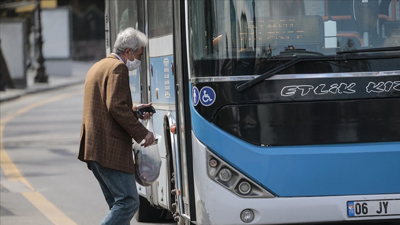 Sağlık Bakanı Koca: Toplu taşıma araçlarında maske takmanın mecburi olmaktan çıktı