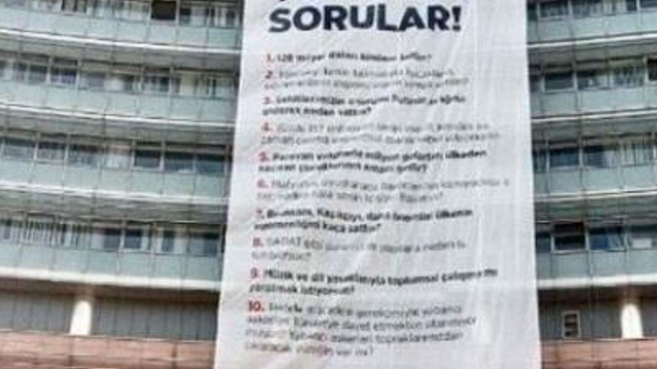 'Erdoğan'ın cevabını veremediği sorular'  pankartı CHP Genel Merkezi binasına asıldı