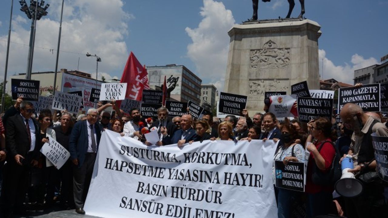 Gazeteciler Sansür Yasası’nı protesto etti “Bu yasa basın özgürlüğüne aykırıdır”