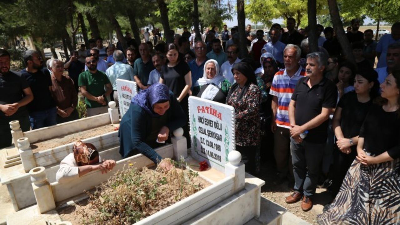 Suruç'ta katledilen Şenyaşar ailesinin fertleri mezarları başında anılıyor
