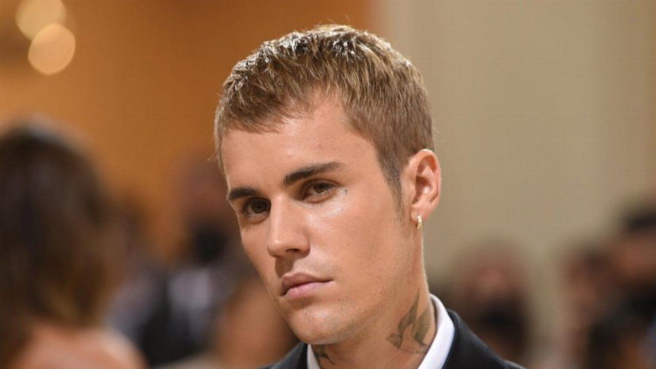 Şarkıcı Justin Bieber yüz felci geçirdi