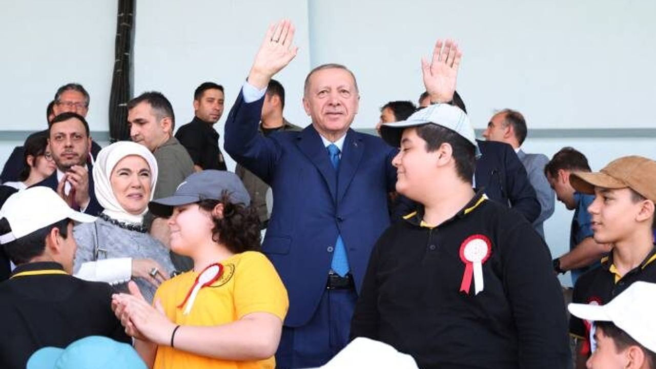 Erdoğan, karne dağıtım töreninde konuştu; "Günlerinizi sadece bilgisayarla, tabletle ziyan etmeyin"