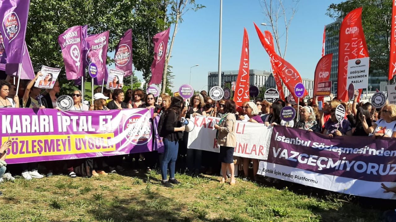 Kadınlar Danıştay önünde: Hayatlarımızı savunmaya geldik!