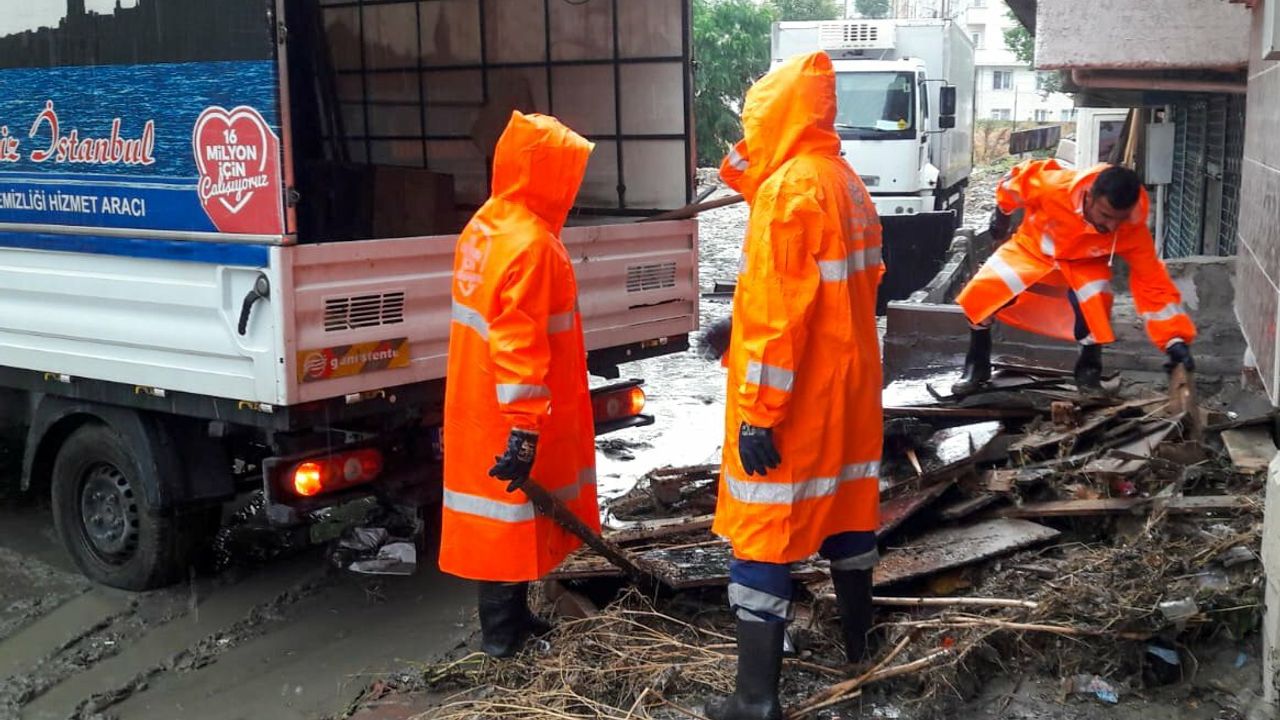 İstanbul'da selin etkili olduğu bölgelerde temizlik çalışmaları devam ediyor